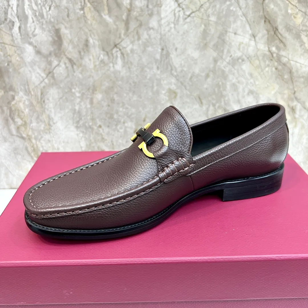 Original quality P580 Brand: Ferragamo Standard size: Men's size 38/44 (45 can be customized) Grade: Same style as the official website High-quality men's shoes Material: Customized first-layer calfskin with water-dyed cowhide lining Cowhide tiptoe Original non-slip and wear-resistant rubber outsole Style category: Men's formal business leather shoes Young and fashionable European and American trends British style Casual matching Comfortable feet Color: Actual picture